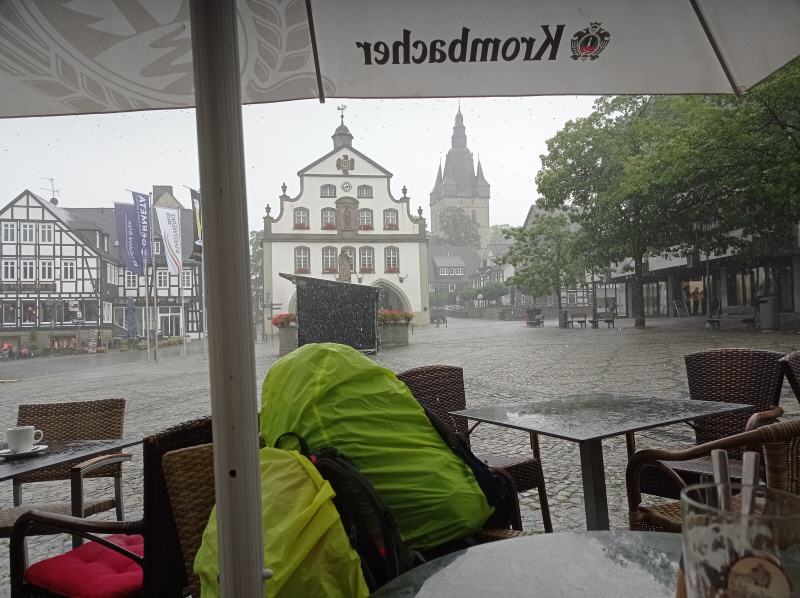 Marktplatz in Brilon bei Regen